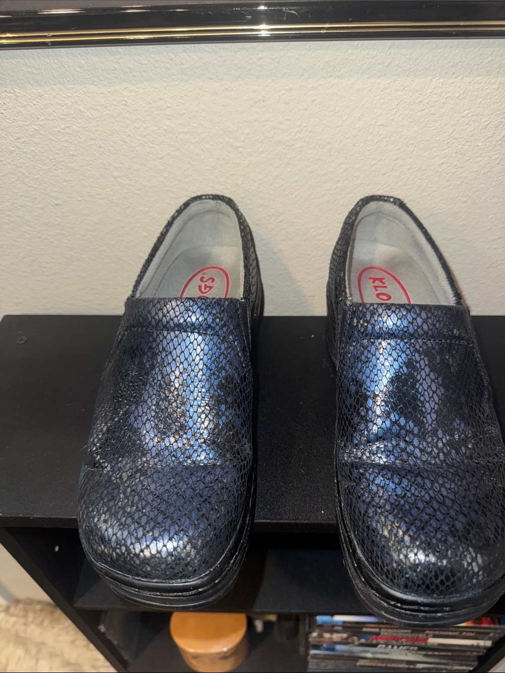 Klogs Ladies IRIDESCENT Blue/Black Textured Leather Clogs-6M